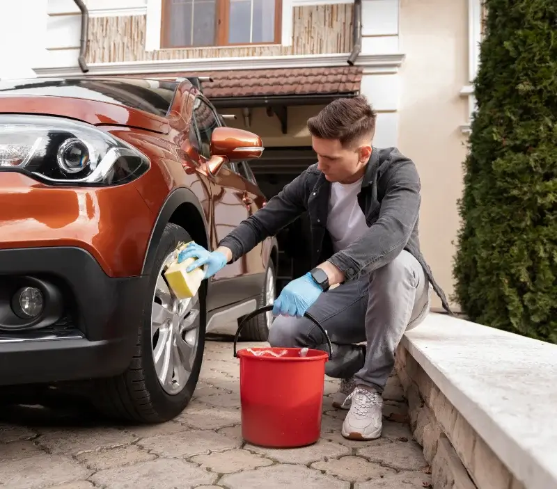 Lavage auto à domicile Lacougotte-Cadoul : professionnel intervenant sur un véhicule